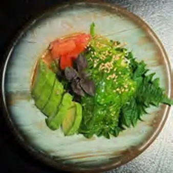 Seetang Salat mit Avocado und Tomate